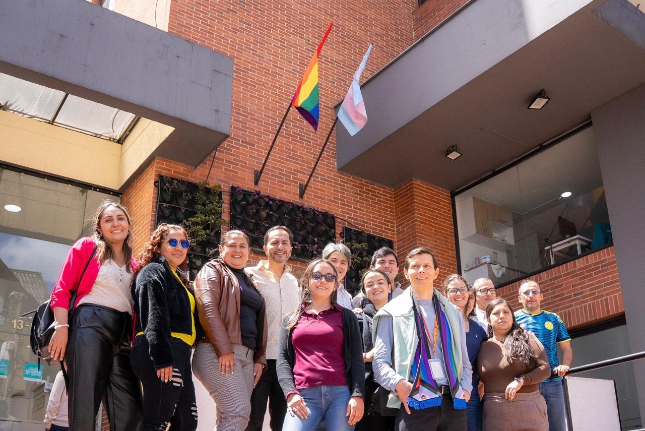 La Secretaría del Hábitat izó las banderas LGBTI y Trans como símbolo de diversidad e inclusión