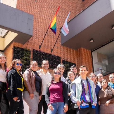 La Secretaría del Hábitat izó las banderas LGBTI y Trans como símbolo de diversidad e inclusión